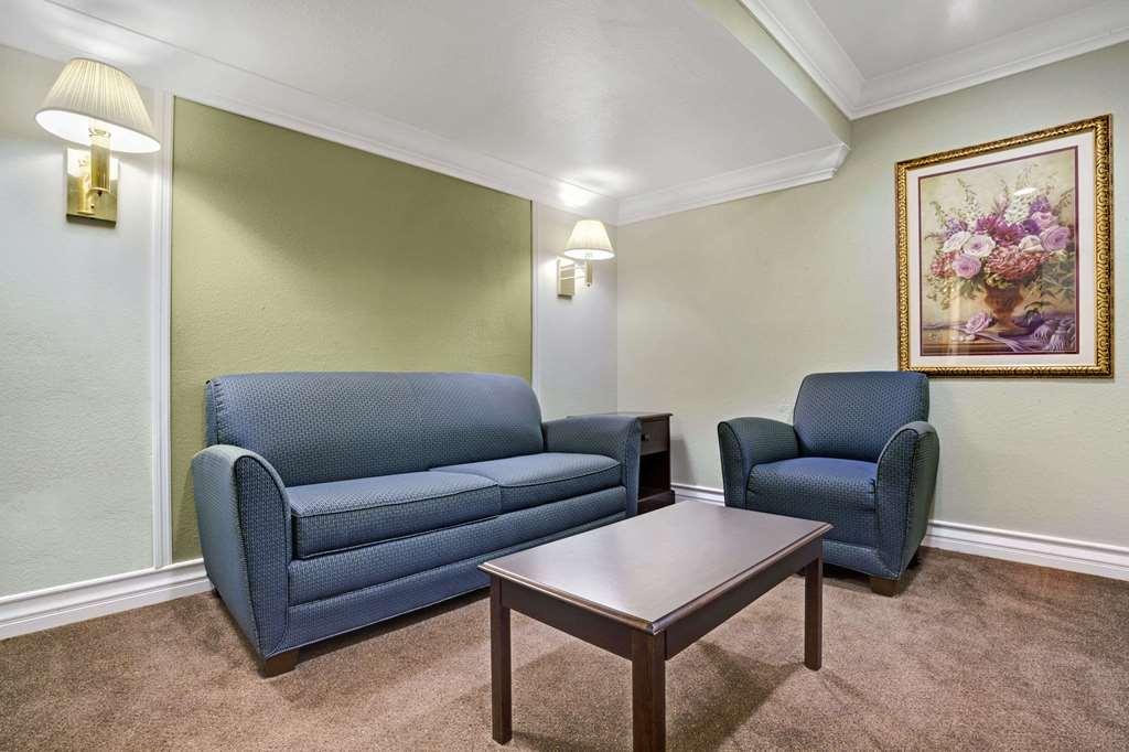 Baymont By Wyndham College Park Atlanta Airport South Hotel Bagian luar foto