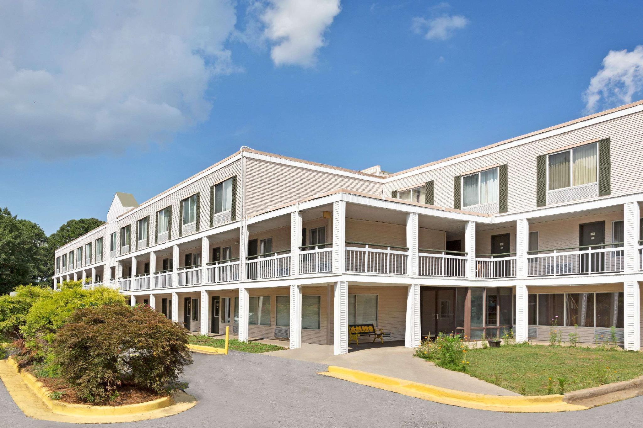 Baymont By Wyndham College Park Atlanta Airport South Hotel Bagian luar foto